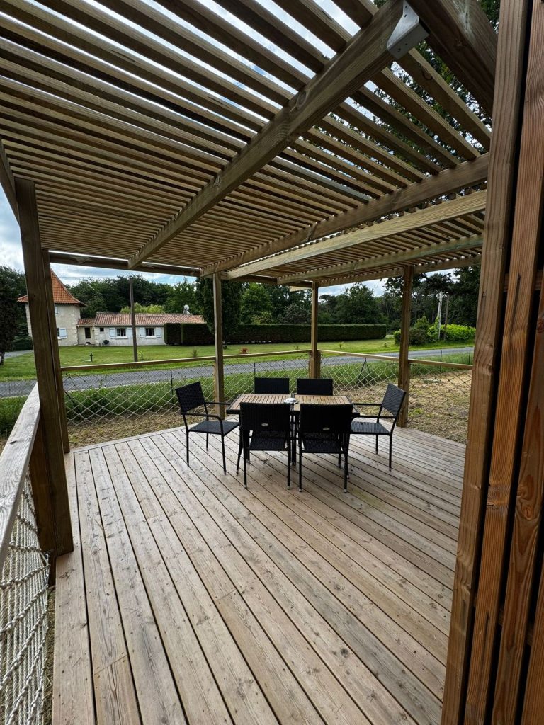Table de repas sur la terrasse