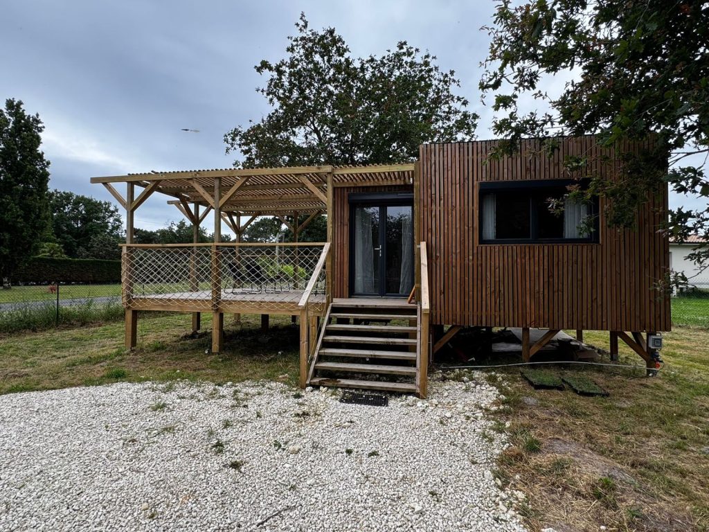 Façade en bois et escalier