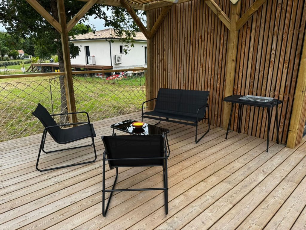 Fauteuils et table basse sur la terrasse