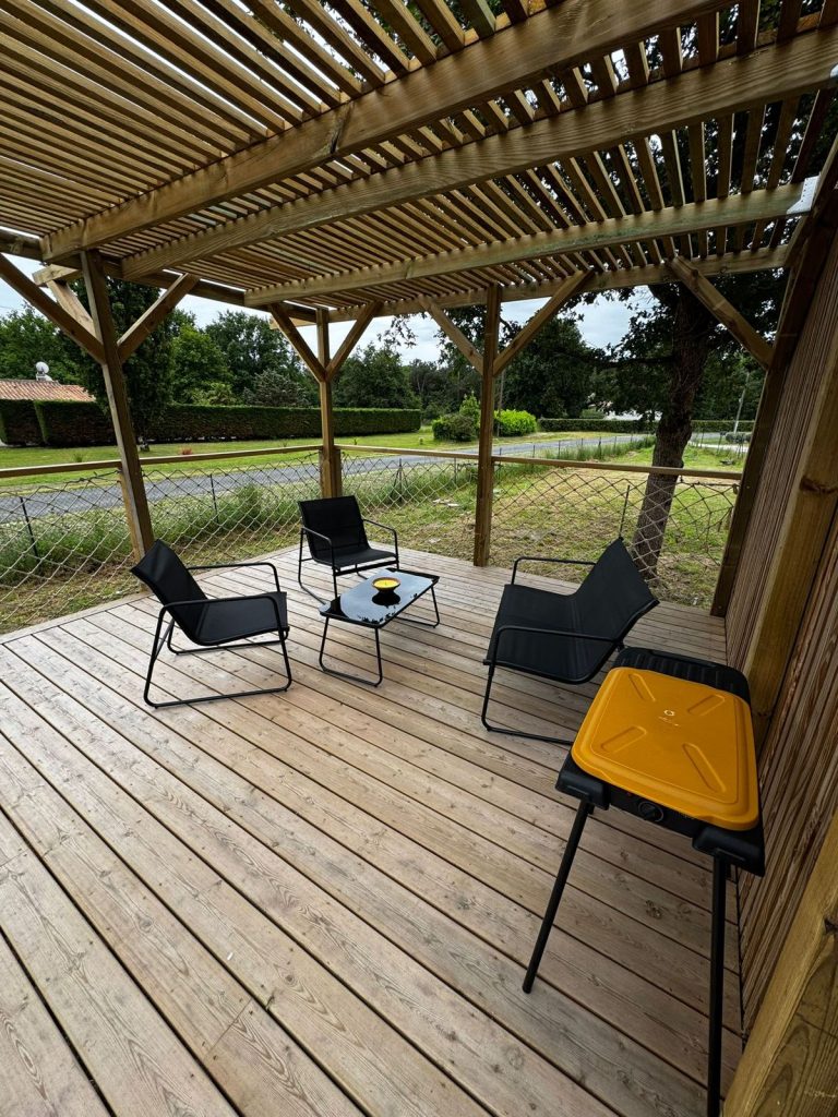 Terrasse couverte et vue sur la campagne
