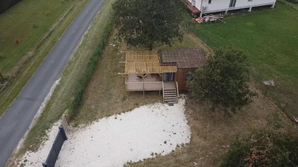 Vue aérienne de la tiny entre les chênes
