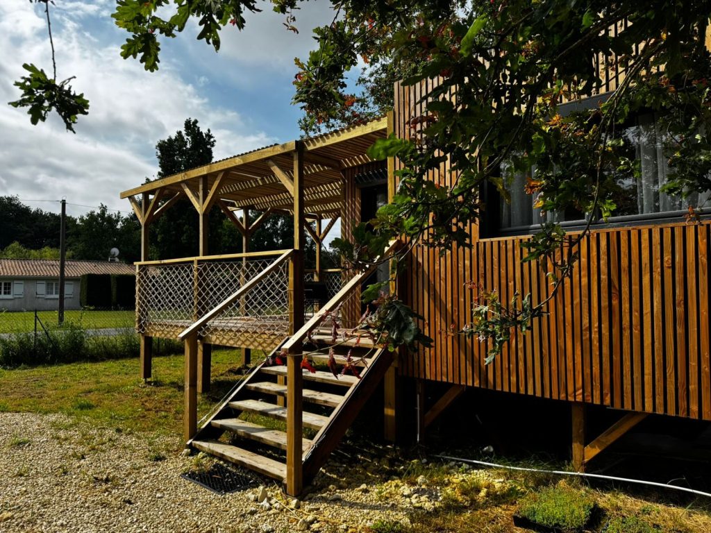 Perspective sur la terrasse en bois