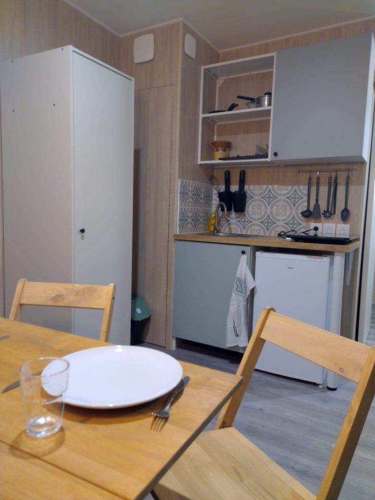 Table et chaises dans le coin cuisine