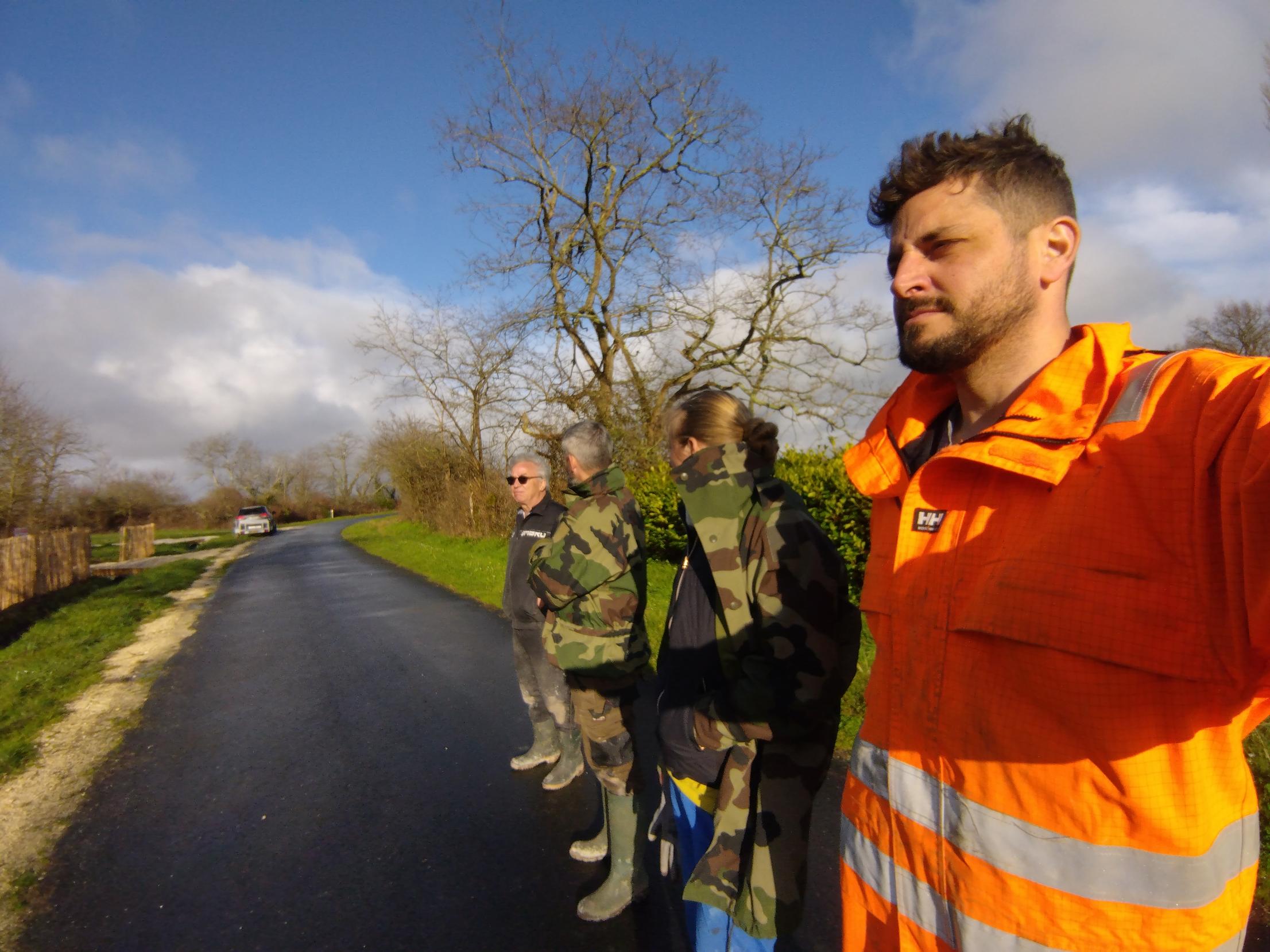 Un groupe d’amis au bord d’une route de campagne