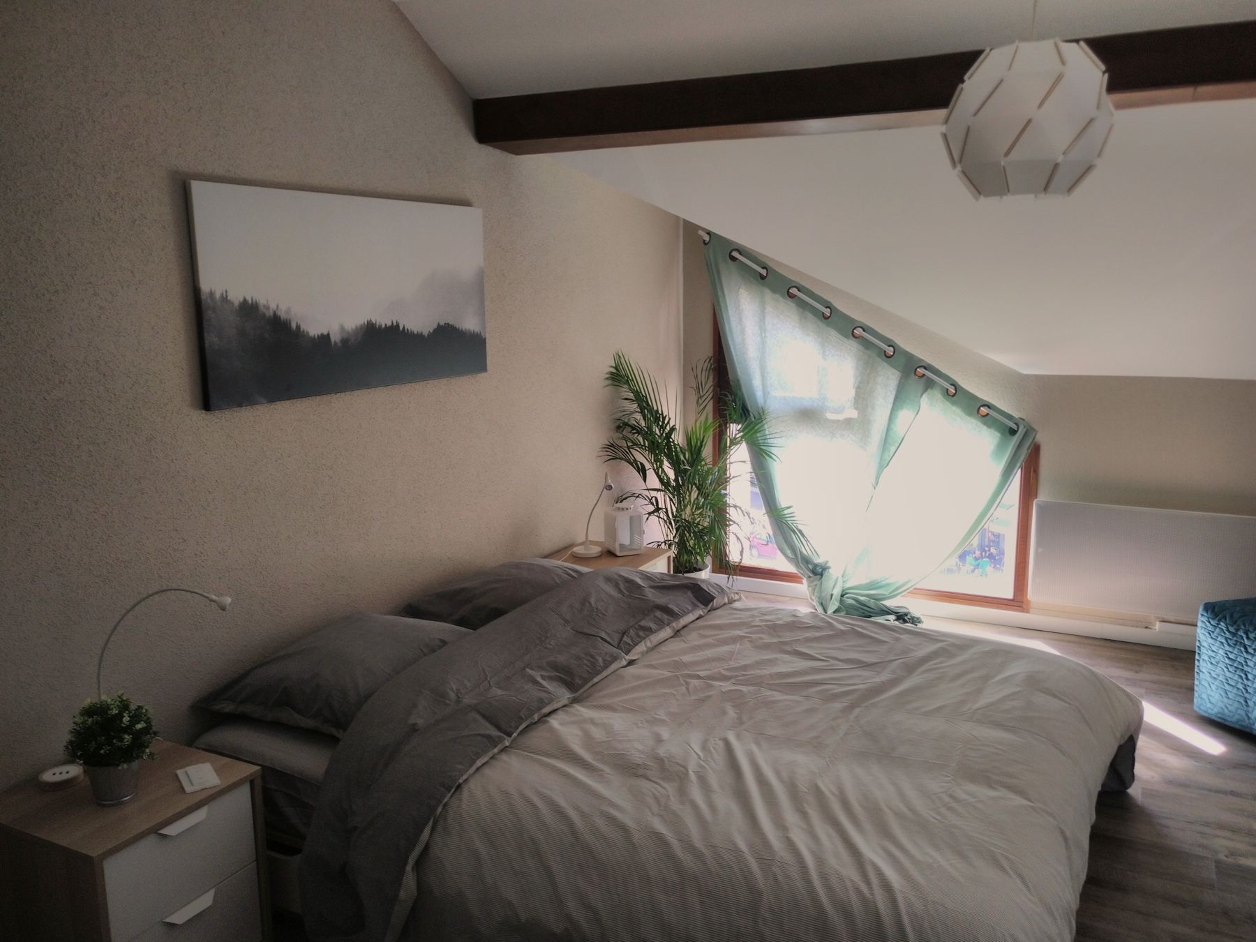 La chambre sous les poutres, en journée