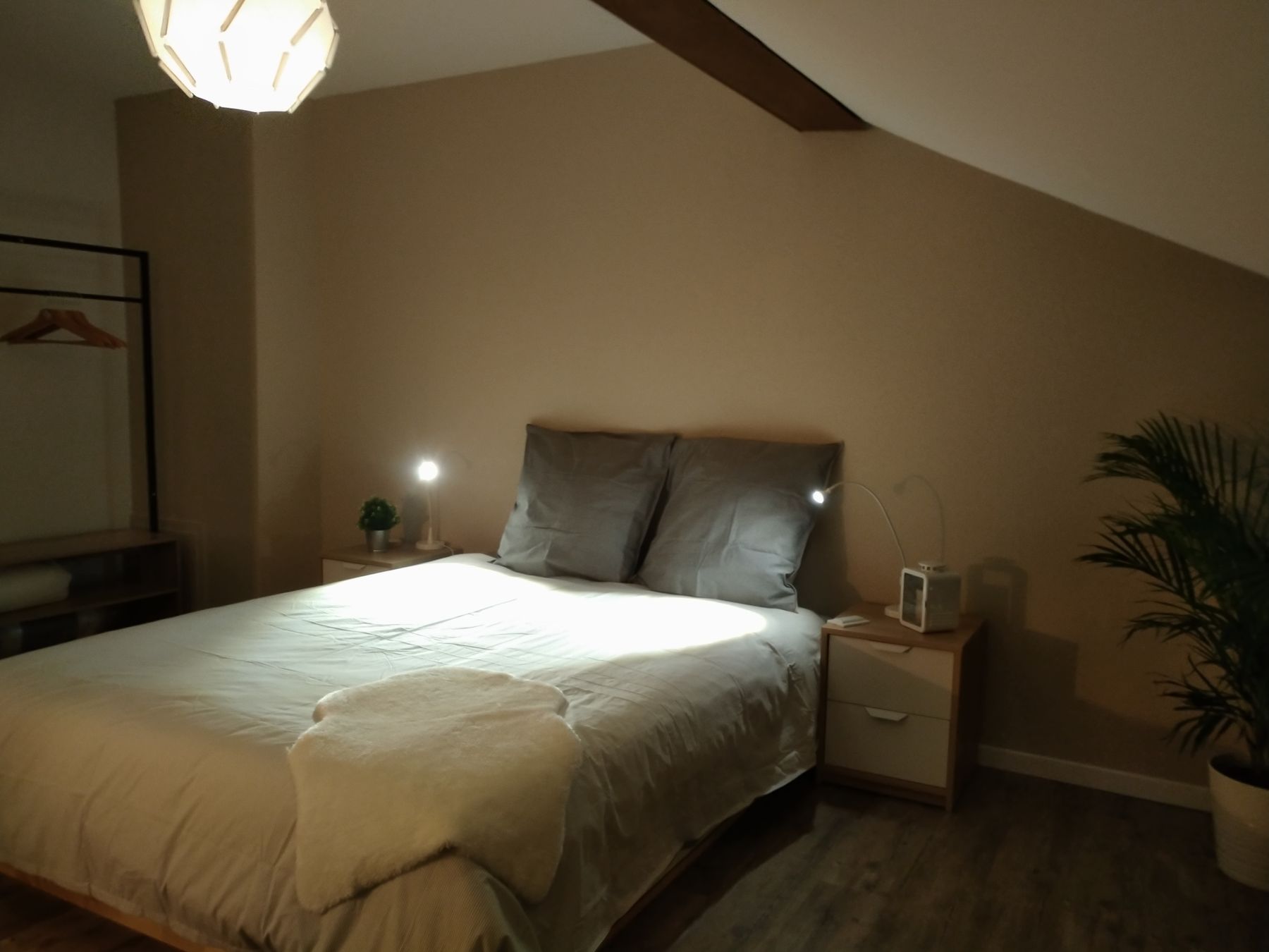 La chambre le soir, lumière chaude
