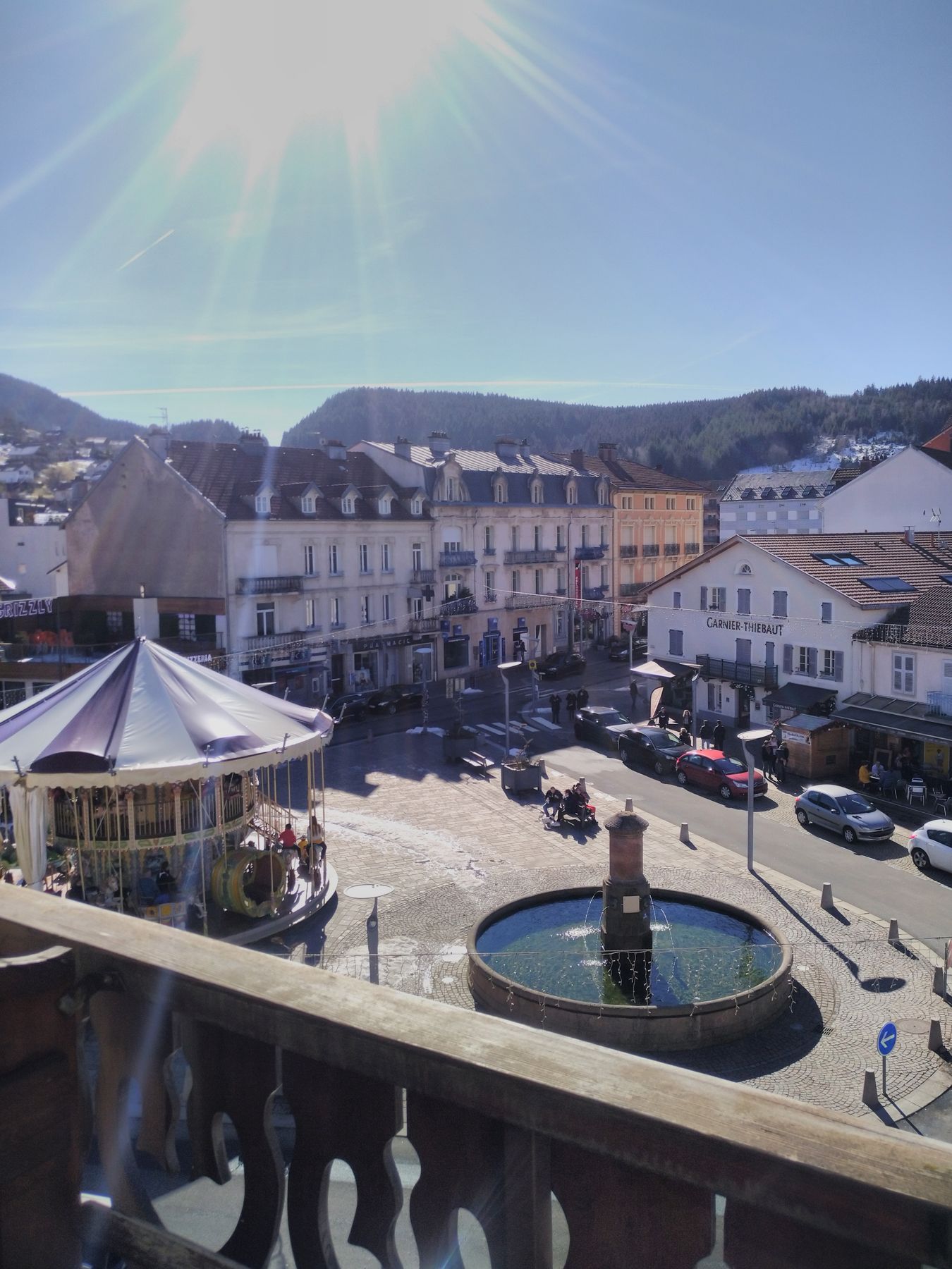Le carrousel et la fontaine de la place de Gérardmer, vus du balcon
