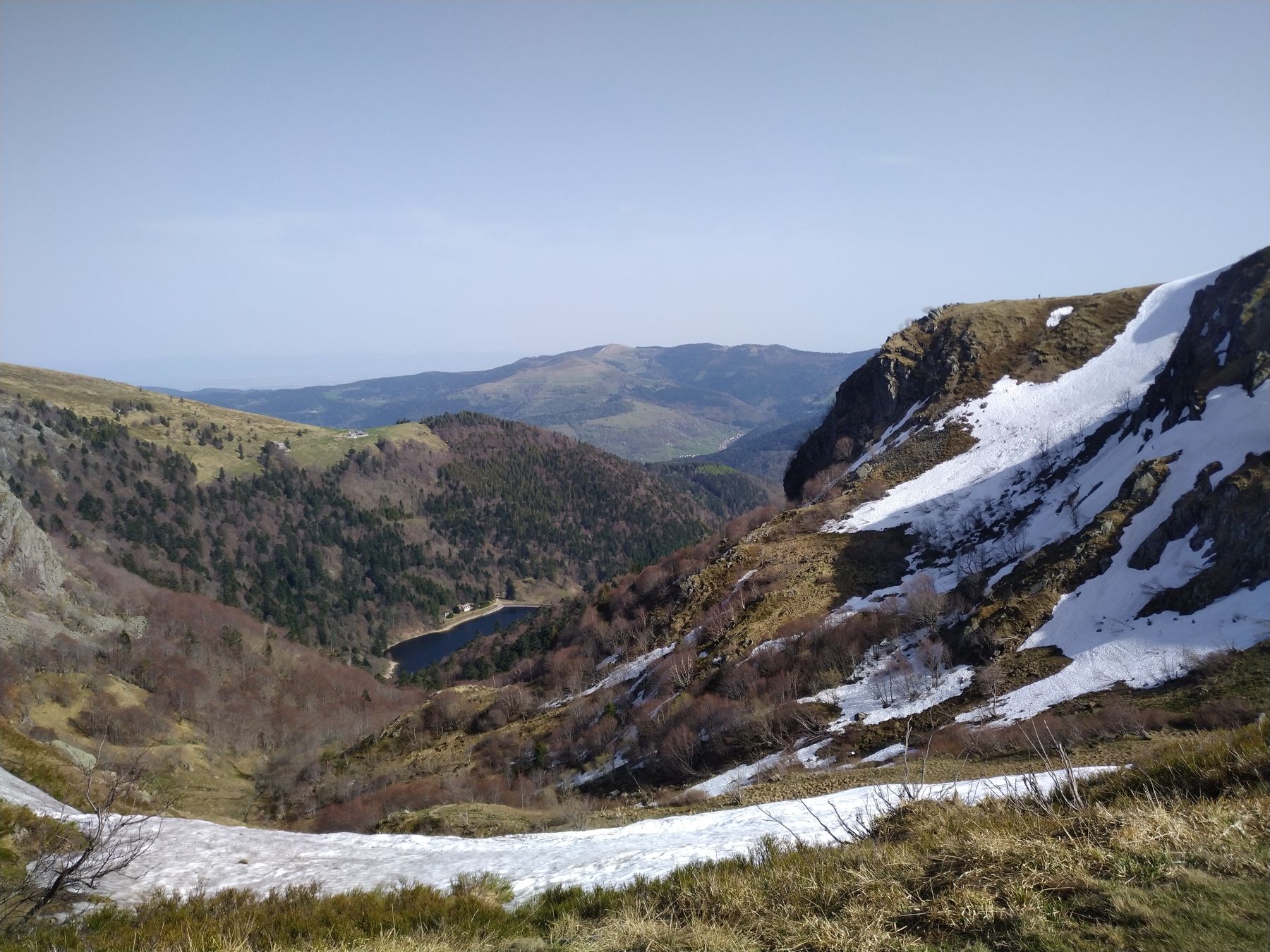 Une vallée vosgienne avec un lac en contrebas