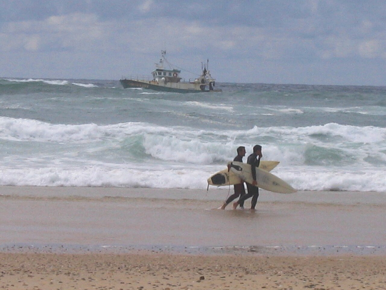 Deux surfeurs sortent de l’eau à Lacanau-Océan